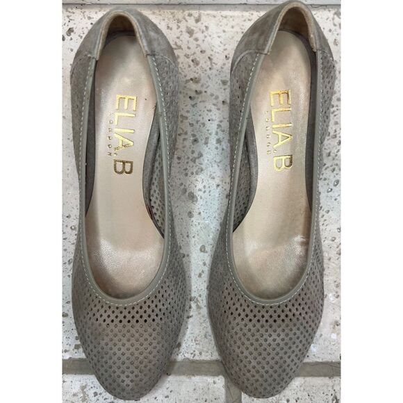 Elia. B London Women’s Perforated Tan Pump Closed Toe 2 1/2 inch Heels Sz 5.5 - Picture 3 of 10
